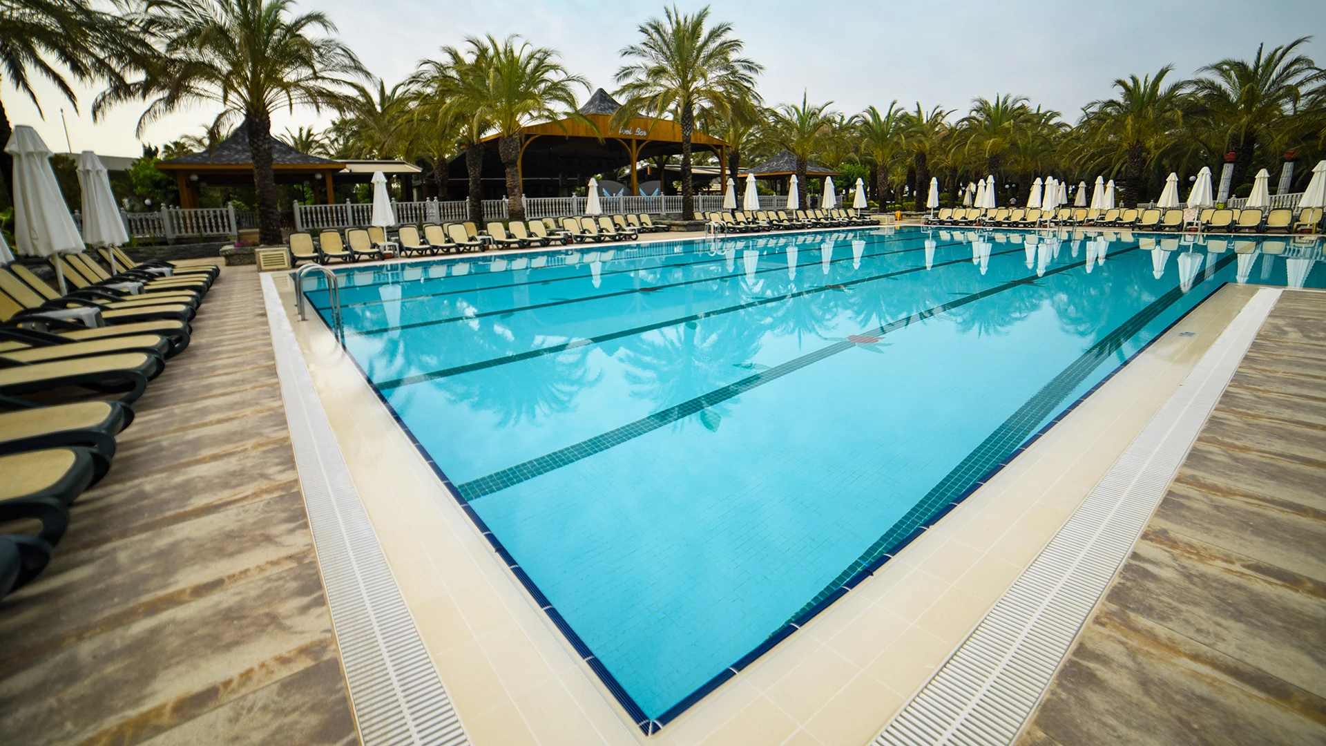 Poolområde på Hotell Royal Wings Hotel i Antalya, Turkiet - Bild 3